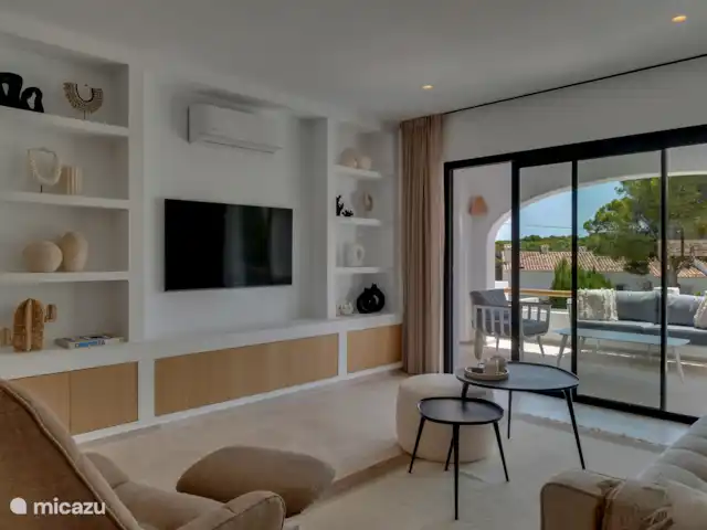 Voel je thuis in Casa Bliss Moraira, voorzien van alle luxe en hedendaags comfort. Samsung 55 inch Smart TV aanwezig en glasvezel internet via WiFi
